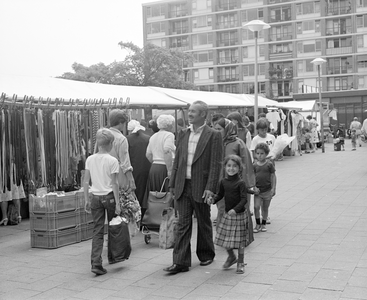 885042 Afbeelding van de weekmarkt met veel bezoekers, op het Smaragdplein te Utrecht, met op de voorgrond een gezin ...